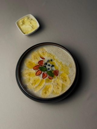 Овсяная каша с ягодами и бананом