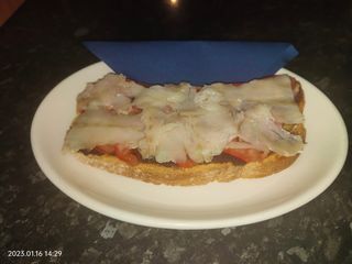 Tostada De Paté Con Olivas Negras