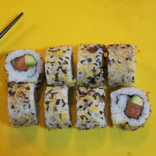 65B-Salmon,aguacate envuelto en furikake