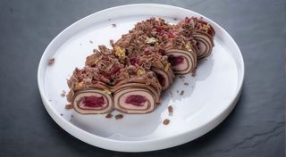 Солодкий рол вишня у шоколаді