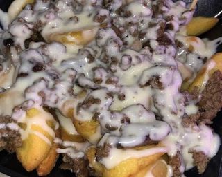 Patate fritte, salsiccia e provola