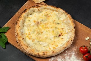 COMBO - Pizza Quatro Formaggi 32 cm +  Bautura + Sos