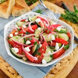 Salată de roșii, castraveți și ceapă