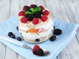 Йогурт с мюсли и пресни плодове (360г)