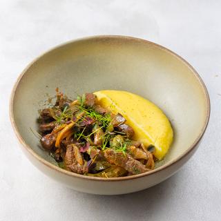 Телятина в сливочном соусе с воздушным пюре (320 гр.)