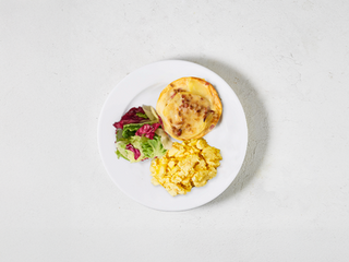 Сніданок французький з гратеном, скремблом та салатним міксом