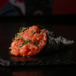 Temaki salmón (1 ud.)