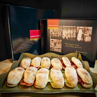 Tabla De Julianitos Ibéricos Y Queso (12 Uds.)