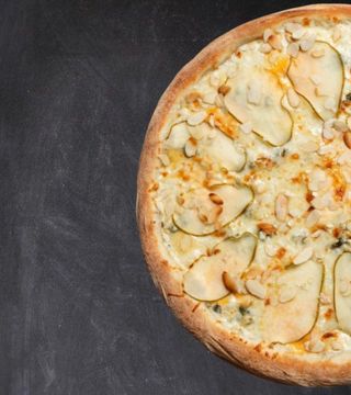 Піца з блакитним сиром та грушею