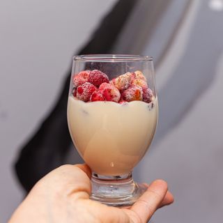 Poziomki z musem z białej czekolady