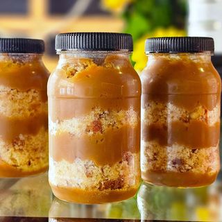 Bolo no pote massa branca com doce de leite