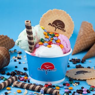 3 ნაყინის ბურთი თოლია ჭიქაში