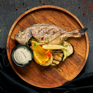 Pește întreg la grill Dorada