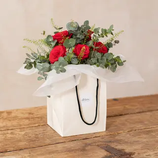 Ramo de rosas rojas y eucalipto. 6 rosas