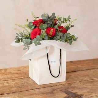 Ramo de rosas rojas y eucalipto. 6 rosas