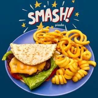 Smash Piada - servita con patatine fritte