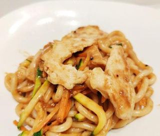 Yaki udon con pollo