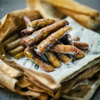 Carnati de Plescoi cu mujdei si mamaliga