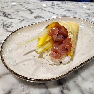 Temaki atum em massa de ovo