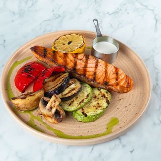 Семга с овощами на гриле