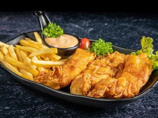 Degețele de pui cu cartofi prăjiți, sos remoulade