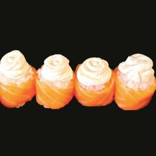 Gunkan Salmão com Queijo Filadélfia (4 Peças)