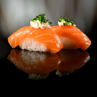 202 - Nigiri shake & tobikko - 2 pezzi