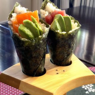 75.- Temaki De Salmón Y Salsa Kimuchi (1 Ud.)