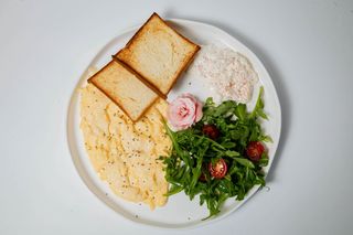 Скрэмбл с булочкой и страчателлой