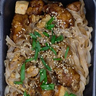 Удон паттай з куркою(400грм)