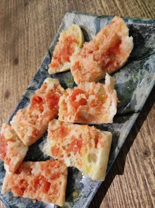 Pan de coca con tomate