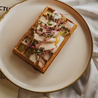 Гофра з куркою, виноградом, паростками та соусом Блю-чіз (240г)