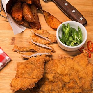 Snitzel din muschiulet de porc cu cartofi prajiti