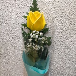 Rosa amarilla arreglada
