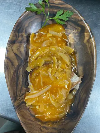 Atún encebollado