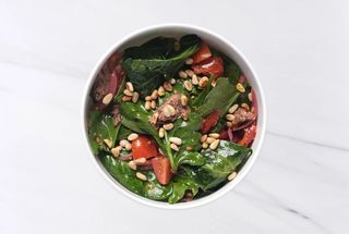 Салат с телятиной, шпинатом, томатами и кедровыми орехами