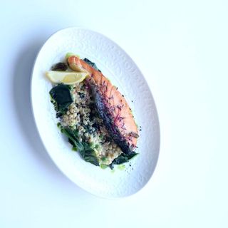 Стейк из семги с птитимом в сливочном соусе