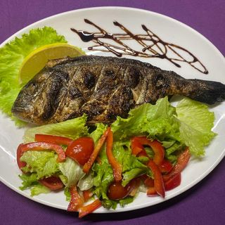 Дорадо запечене на грилі з овочами (200г/100г)