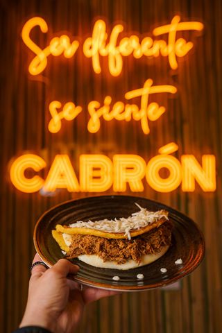 CACHAPA CON QUESO Y MECHADA 