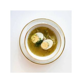 Куриный бульон с лапшой и яйцом 