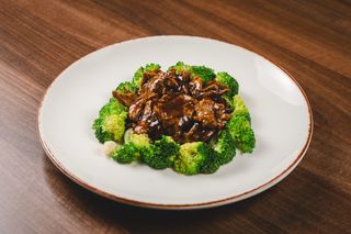 27. Sjeckani biftek sa brokolijem