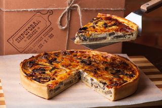 Французький пиріг з цибулевим мармеладом та печерицями (1200г)