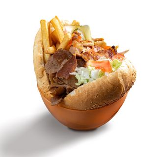 XL Kebab w Bułce z Surówką i Frytkami