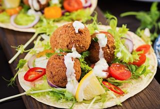 Plato De Ensalada Y Falafel