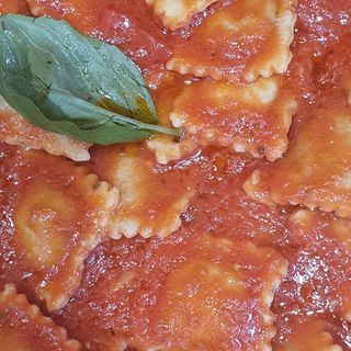 Ravioli di carne con pomodoro e basilico 