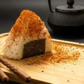 43.- Onigiri Spicy Salmón (1 Pz.)