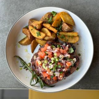 СВИНЯЧИЙ СТЕЙК З ОВОЧЕВОЮ САЛЬСОЮ ТА КАРТОПЛЕЮ (500 г)