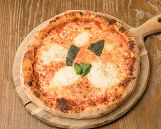 PIZZA PROVOLA AFFUMICATA E PEPE
