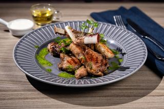 Cotlet de berbecuț cu cartofi la cuptor