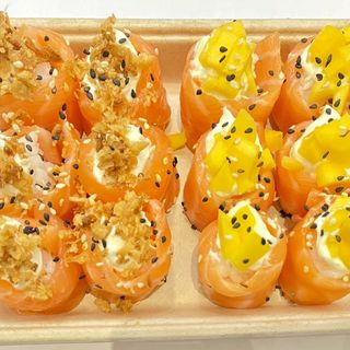 05B - Gunka queijo cebola frita + manga (12 peças)